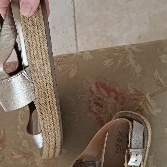 Naturizer Gold Metallic Leather Wedge sandal with grass cloth Wedge sz8 EUC - Picture 6 of 7